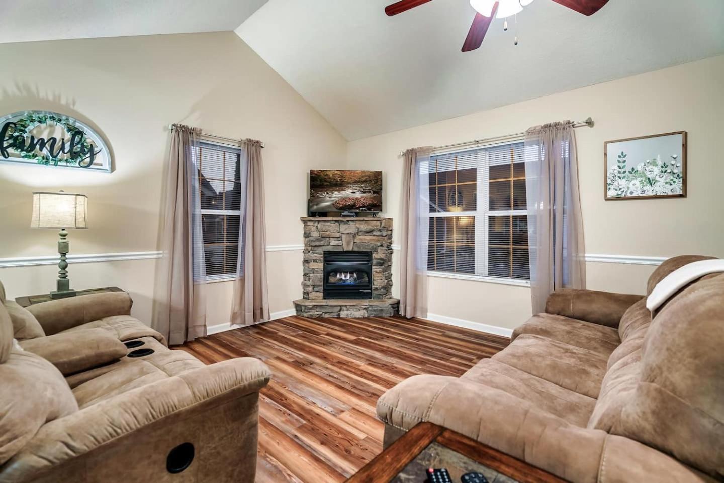 1 Mile To Pkwy, Pets, Hot Tub, Creekside, Porch Villa Pigeon Forge Exterior photo